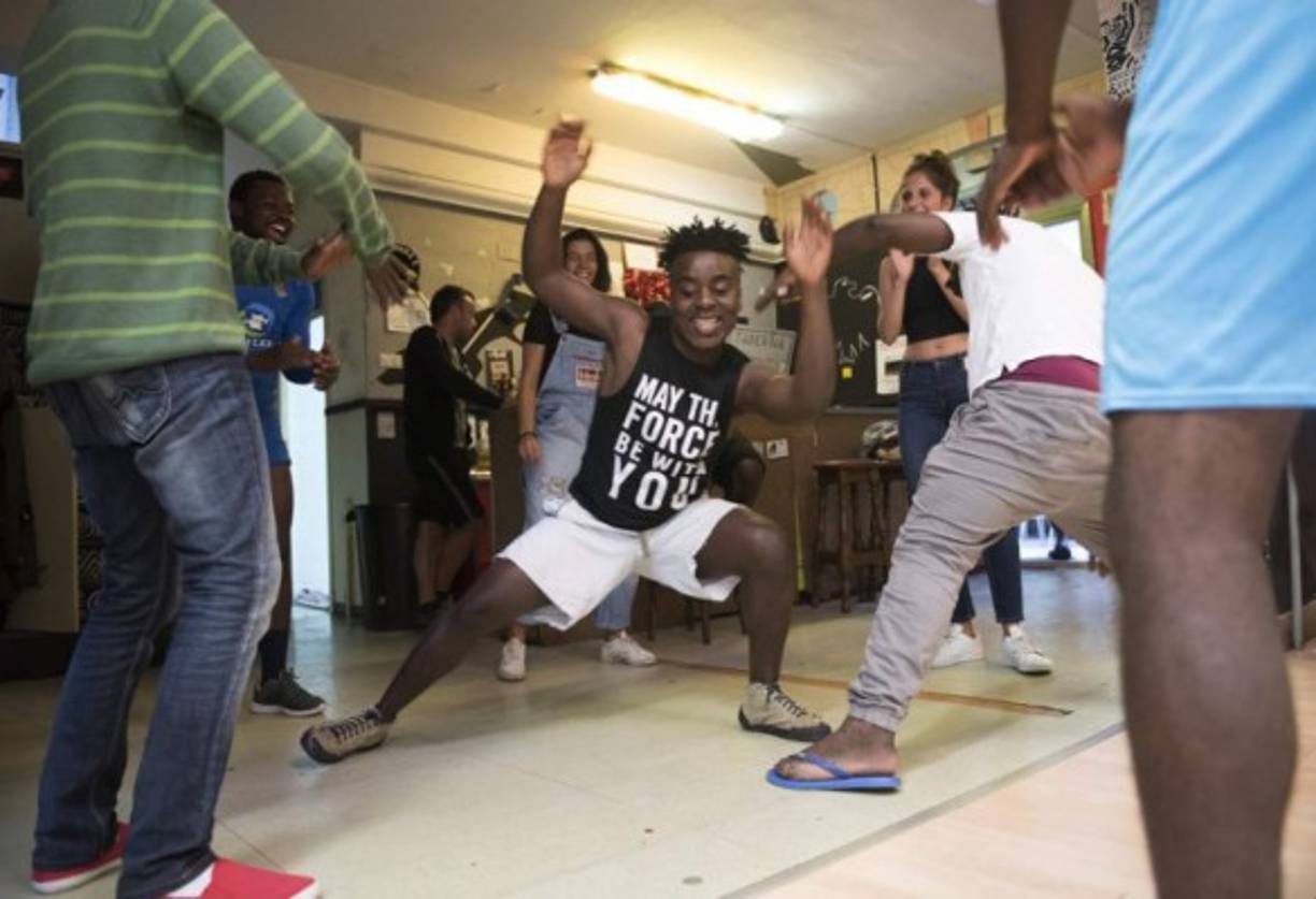 Txantxarreka Gaztetxea es dirigida por un grupo de jóvenes voluntarios que proveen educación, vivienda y alimentación para los indocumentados.