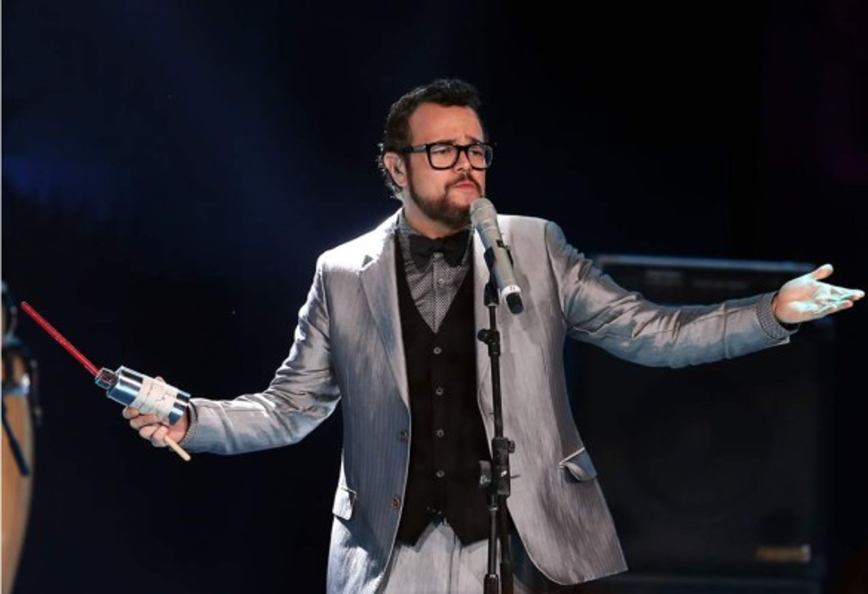 Aleks Syntek cantó algunos de sus exitos en el Teletón 2014.