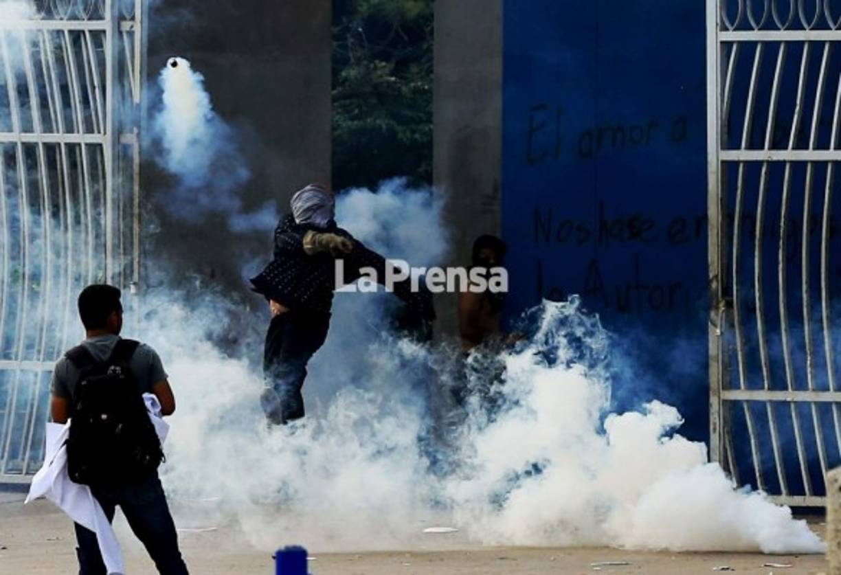 Posteriomente al hecho de ese día llegaron miembros de la Policía Nacional contra quienes se enfrentaron, este suceso dejó dos agentes heridos.