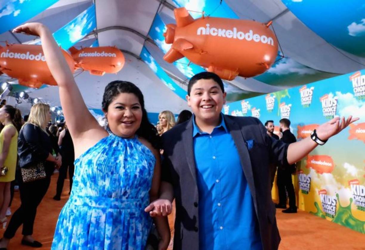 Los actores Raini y Rico Rodríguez.