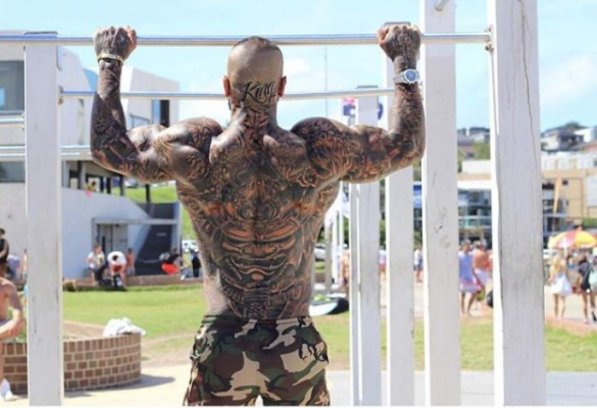 El autodenominado 'soldado musulmán' afirma que aprendió inglés por sí mismo al ser encarcelado en un centro de detención y tras ser liberado, mientras vivía en hostales con mochileros.