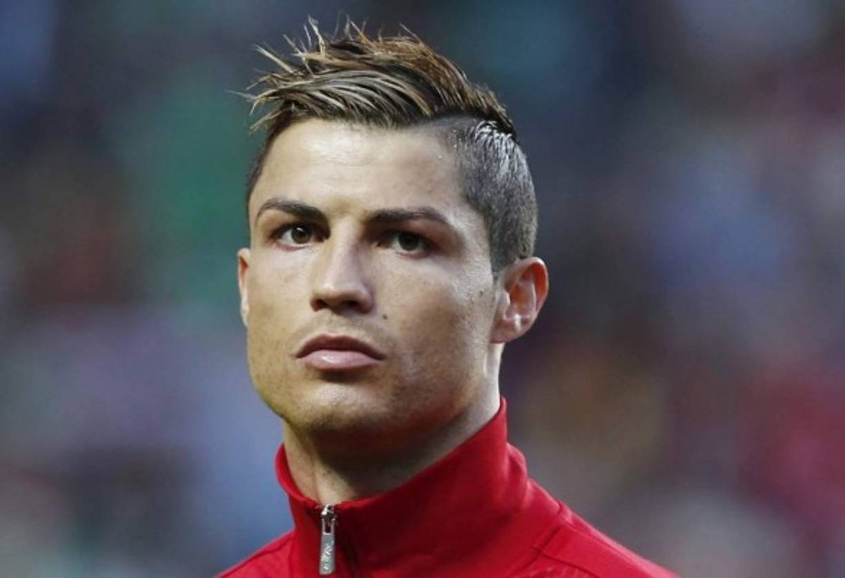 Durante el descanso de los juegos, CR7 aprovecha para darse un retoque en su cabello.