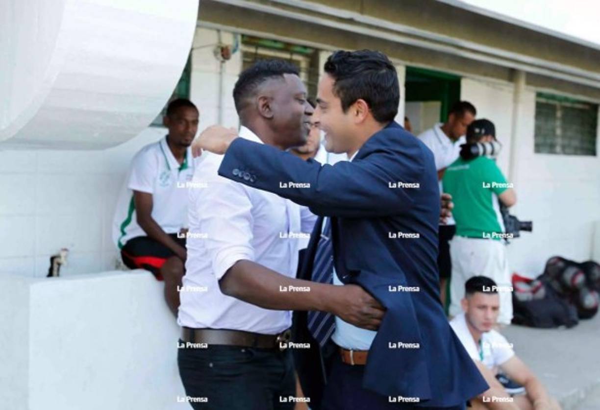 Edgard Álvarez se abraza previo al partido con Said Martínez, el árbitro central del Platense-Olimpia. El sílbante fue quien le mostró la única tarjeta roja al jugador en la Liga Nacional.