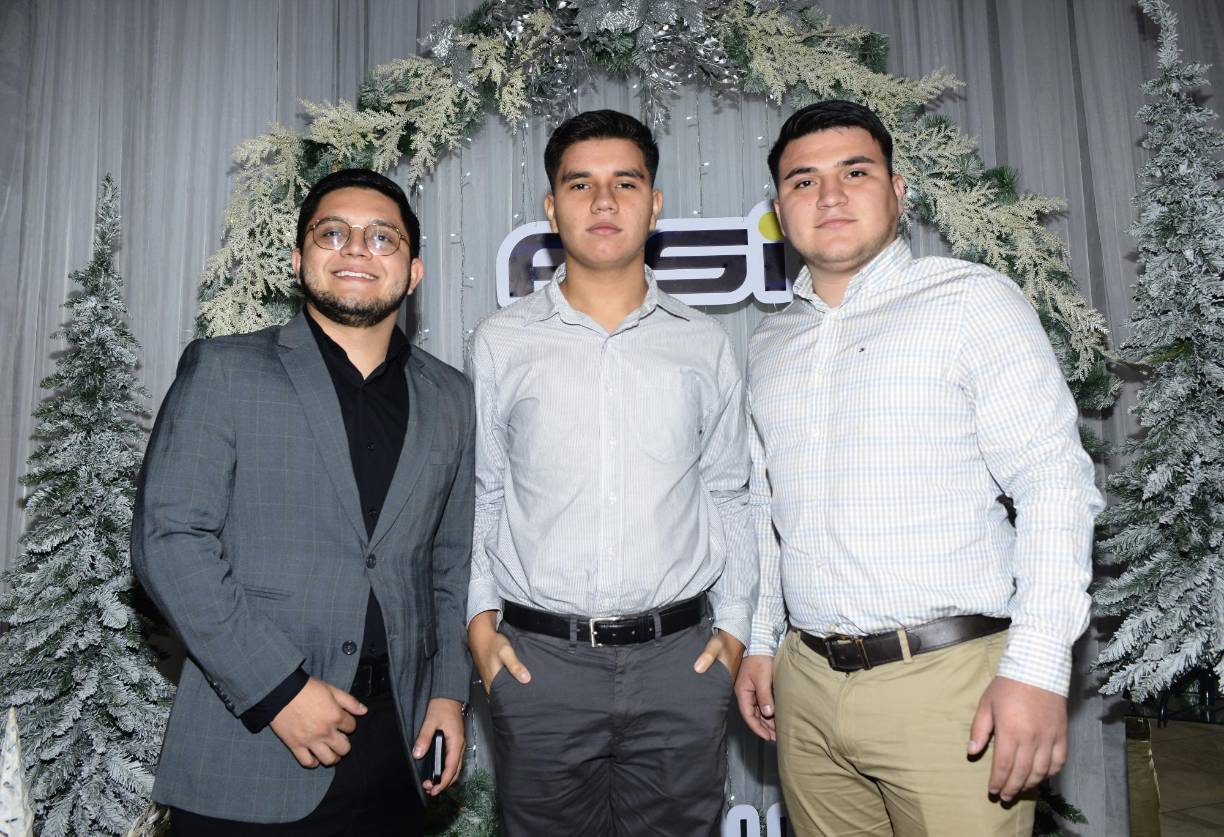 Fabricio Chávez Jiménez, Denis Chávez y Dennis Mejía posando para el lente de Diario LA PRENSA.