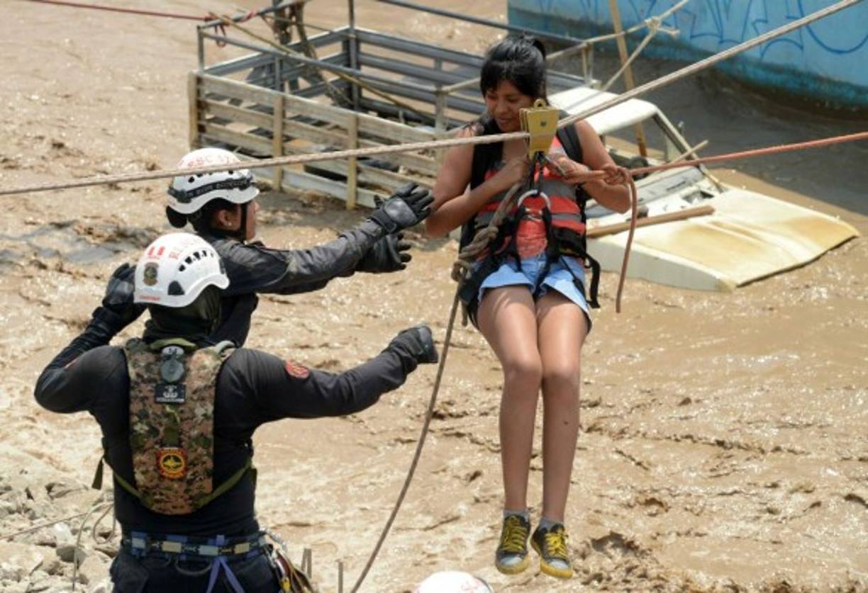 El pronóstico prevé tormentas eléctricas y lluvias intensas, con hasta 150 litros por metro cuadrado diarios, desde hoy y hasta el jueves 23 en las regiones de Tumbes, Piura, Lambayeque y La Libertad, que en conjunto suman unos 64.000 damnificados y unos 360.000 afectados.<br/>