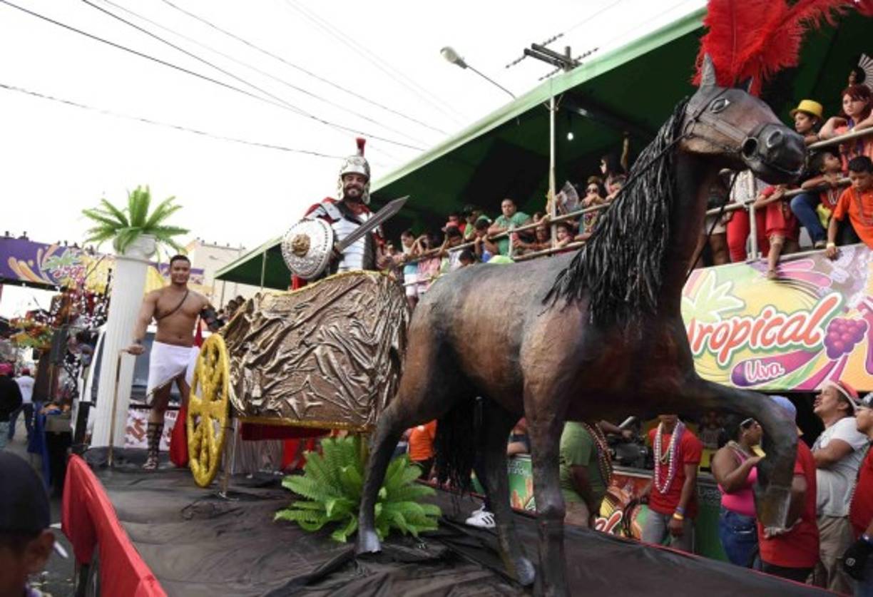 El diseñador Eduardo Zablah dejó su marca con su disfraz romano y vistoso carruaje.