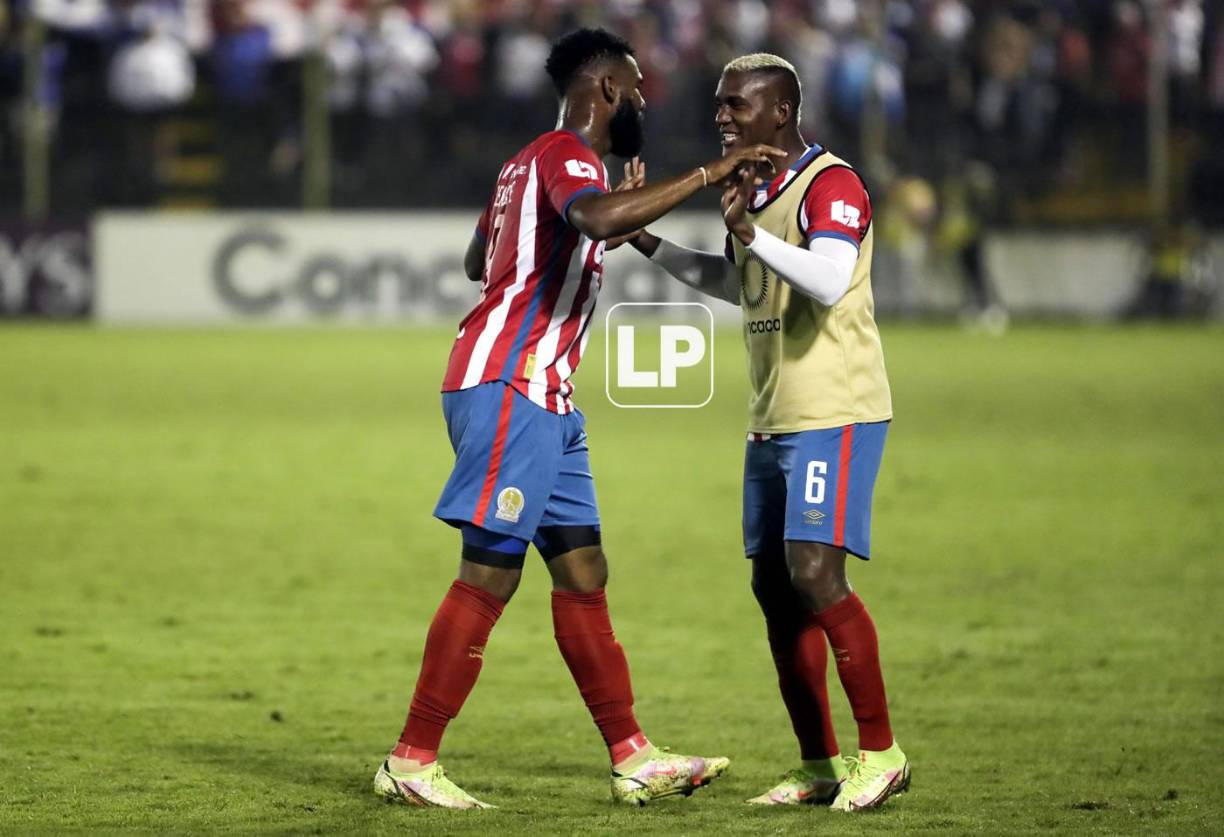 Jorge Benguché celebrando su gol con Brayan Beckeles.