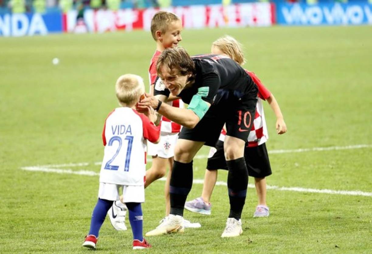 Luka Modric celebró en el campo con sus hijos y con el hijo de Domagoj Vida al final del juego. Foto EFE