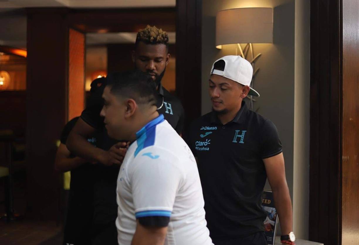 Alexy Vega también le estampó su firma a la camiseta del aficionado hondureño.