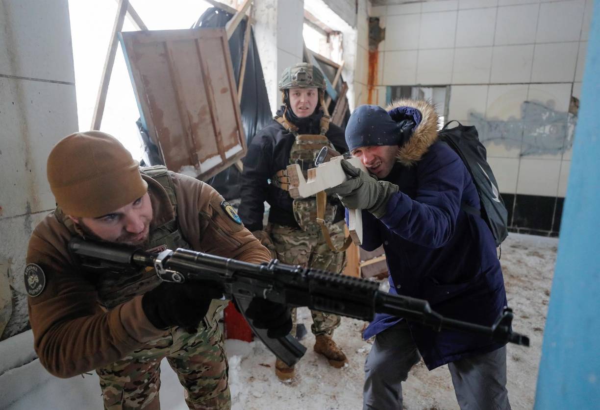 Ha constatado un interés renovado a lo largo de las últimas semanas, en la medida que los temores a una invasión son cada vez mayores. Una formación online que brindará en los próximos días ya recibió unas 4.000 inscripciones. 