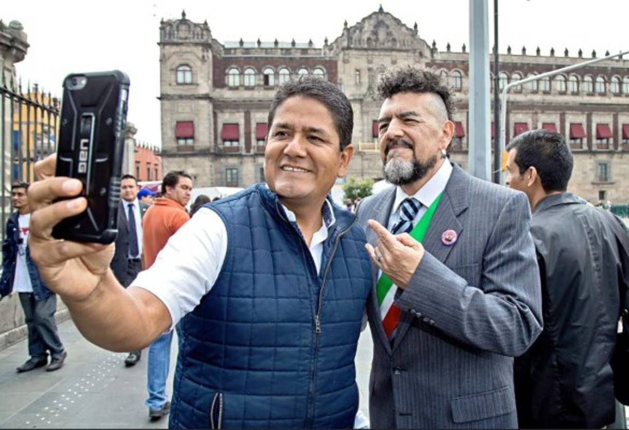 Al ritmo de guitarras eléctricas, canta: 'Repartiré el país entre mis socios, para hacerlos número uno en sus negocios (...) Estoy pensando en deshacerme de mi esposa, para casarme con la otra, más bonita y más famosa'.