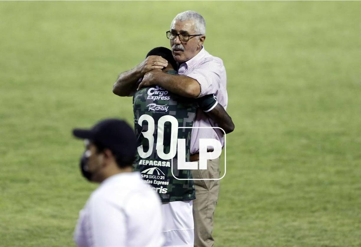El tierno abrazo que le dio Manuel Keosseián a Edwin Solani Solano tras el gol.