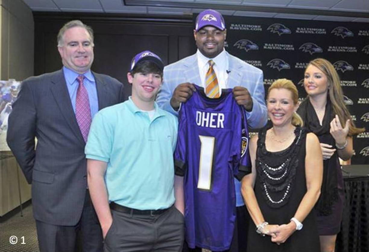 Así lucía Oher el día que fue presentado por los Baltimore Ravens. Luego pasó a los Carolina Panthers.