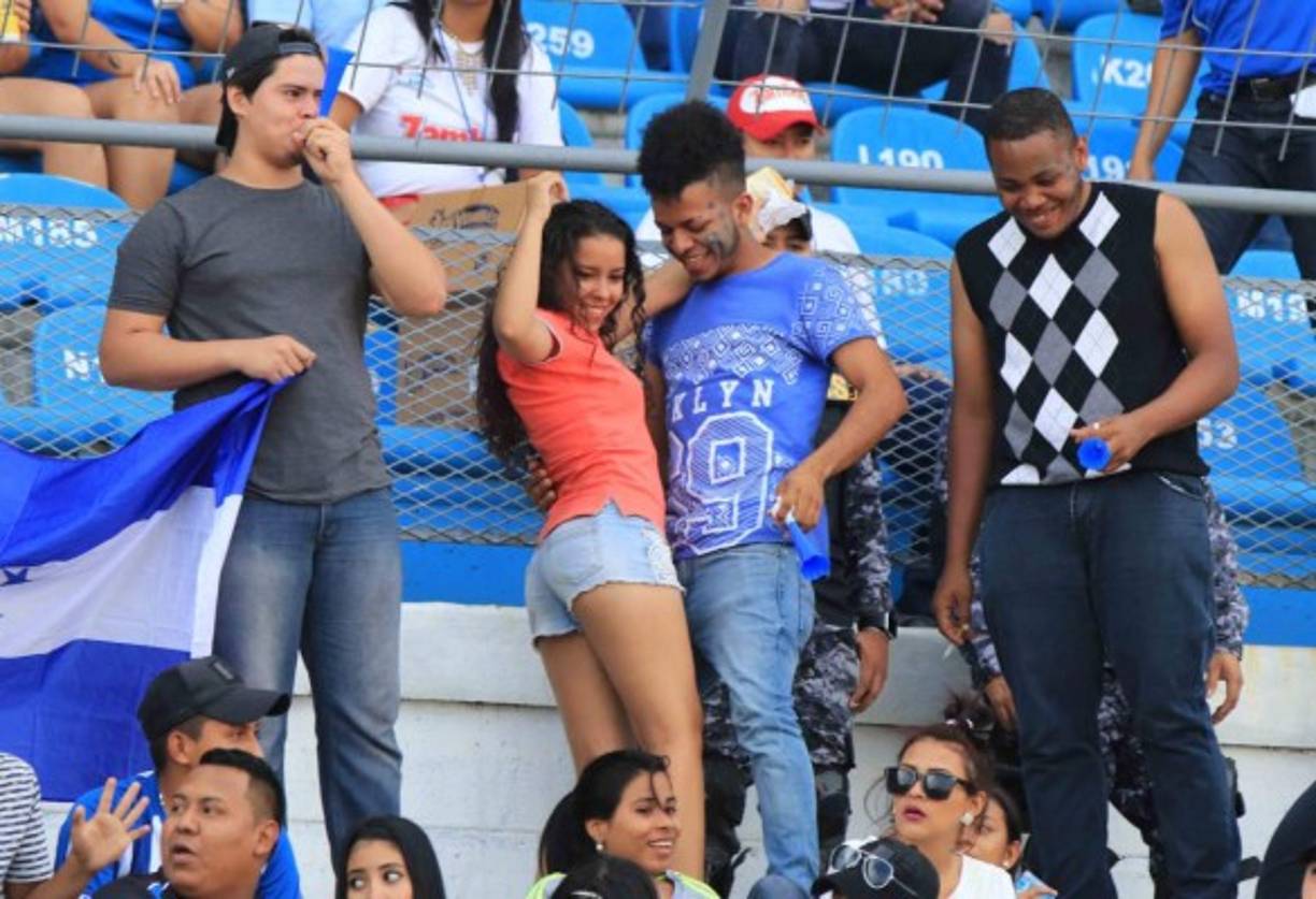 La afición vivió una fiesta deportiva durante el triunfo de Honduras de 3-1 sobre Trinidad y Tobago.