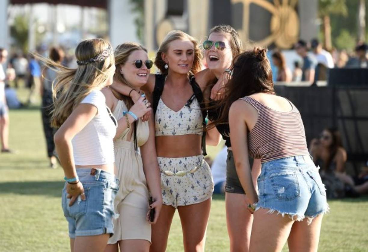 21. El estilo hippie-rocker con lentes de sol circulares y el cabello suelto ondulado.