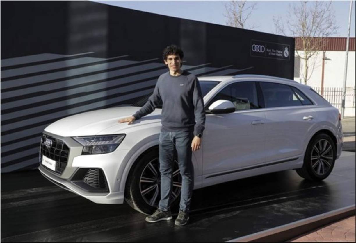 Jesús Vallejo eligió el modelo Q8 50 TDI quattro tiptronic en color blanco glaciar con un precio de 86170 euros.