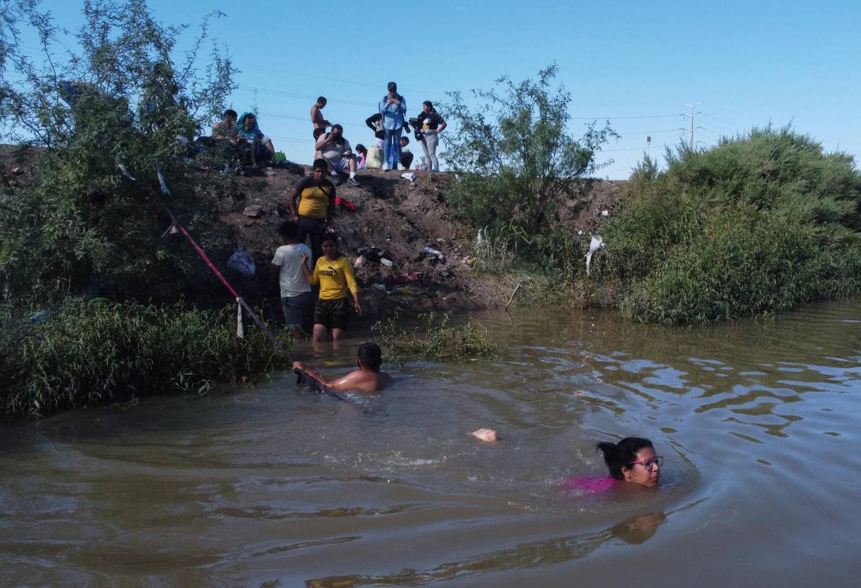 La tensión es evidente desde que autoridades estadounidenses dieron entrada a su territorio a casi 500 migrantes, quienes desde hace una semana acampaban entre el muro fronterizo y el río Bravo.