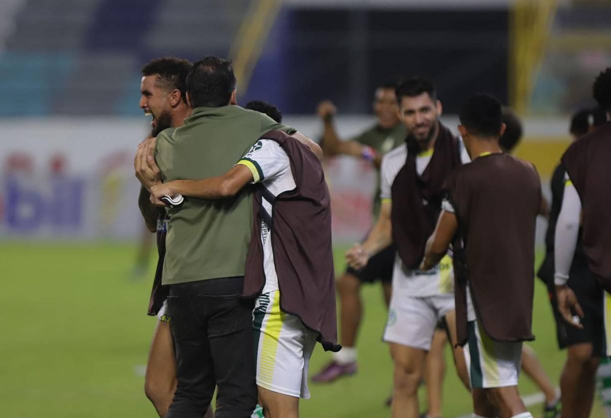 Fernando Araújo se abrazó con sus jugadores celebrando el triunfo del Juticalpa FC contra el Real España en el Morazán.