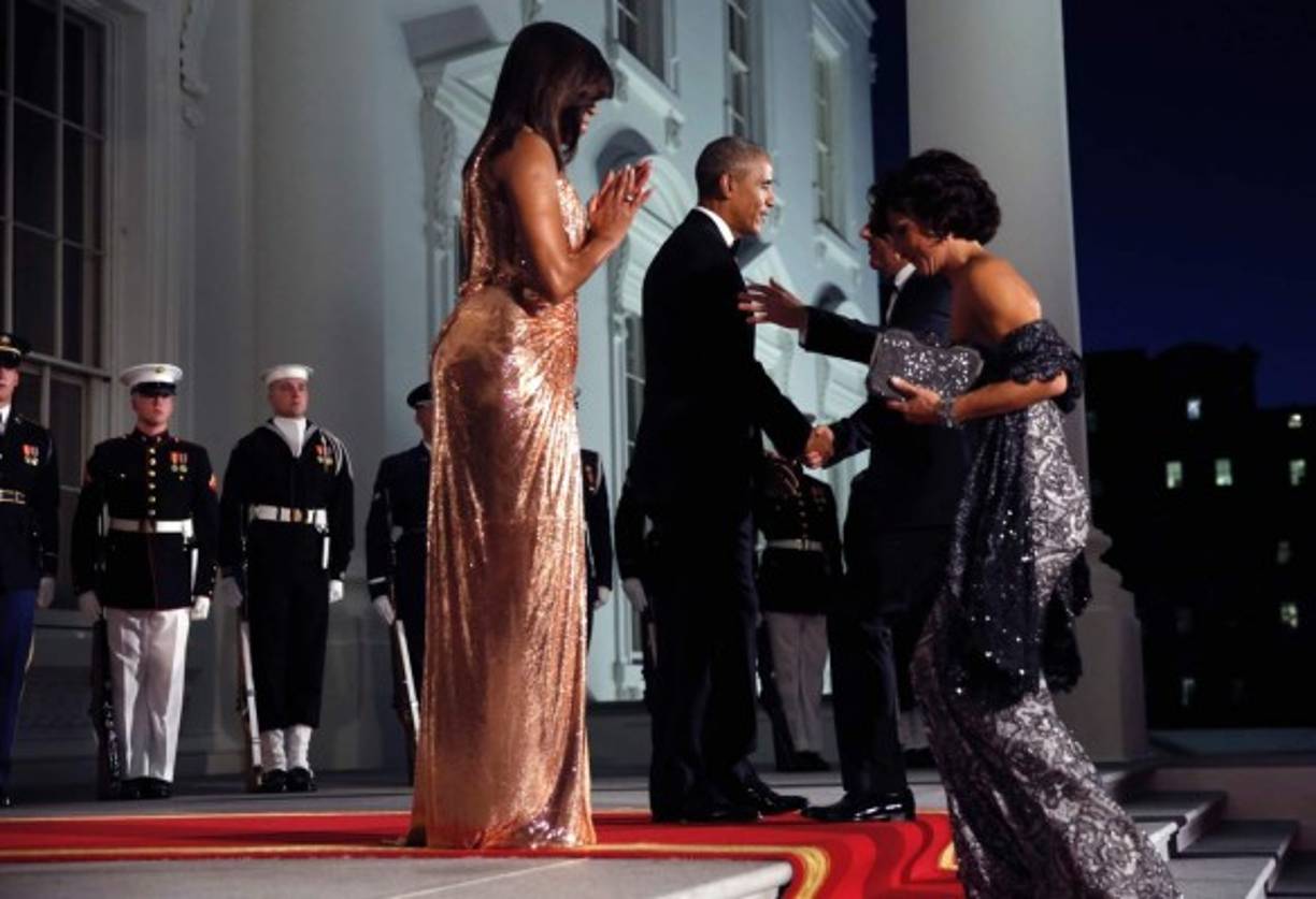 Donatella Versace agradeció a través de sus redes sociales la elección de la primera dama mostrándose totalmente 'honrada' de haber tenido la oportunidad de vestirla para su última cena de Estado.