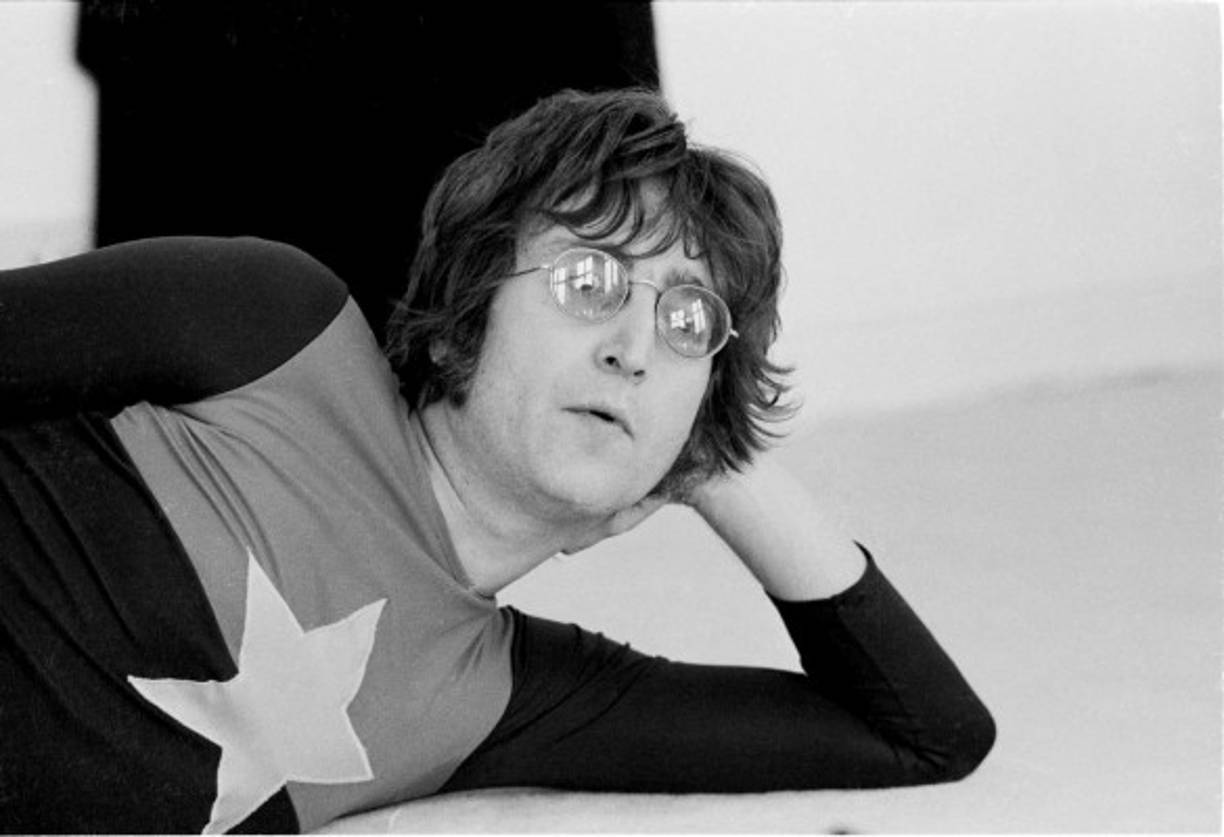 Lennon abandonó The Beatles en septiembre de 1969. No informaron a los medios, mientras la banda renegociaba su contrato de grabación. Se indignó después de que McCartney publicara su propio álbum de debut como solista.