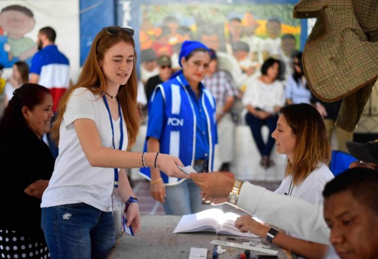 Los salvadoreños celebran una fiesta electoral este domingo para elegir un nuevo presidente, con el exalcalde capitalino Nayib Bukele como favorito, ante el desgaste de los partidos tradicionales, en medio de la persistente violencia de las pandillas y el alto costo de vida.