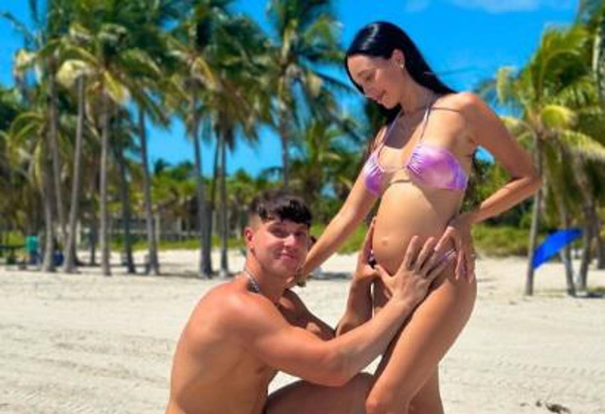 Aunque gran parte de su contenido inicial, incluida su cuenta conjunta original de TikTok, se basa en su historia de fondo como hermanastros, Vas dice que han estado juntos durante “10 años” y aclara en que “definitivamente no están relacionados por sangre”.