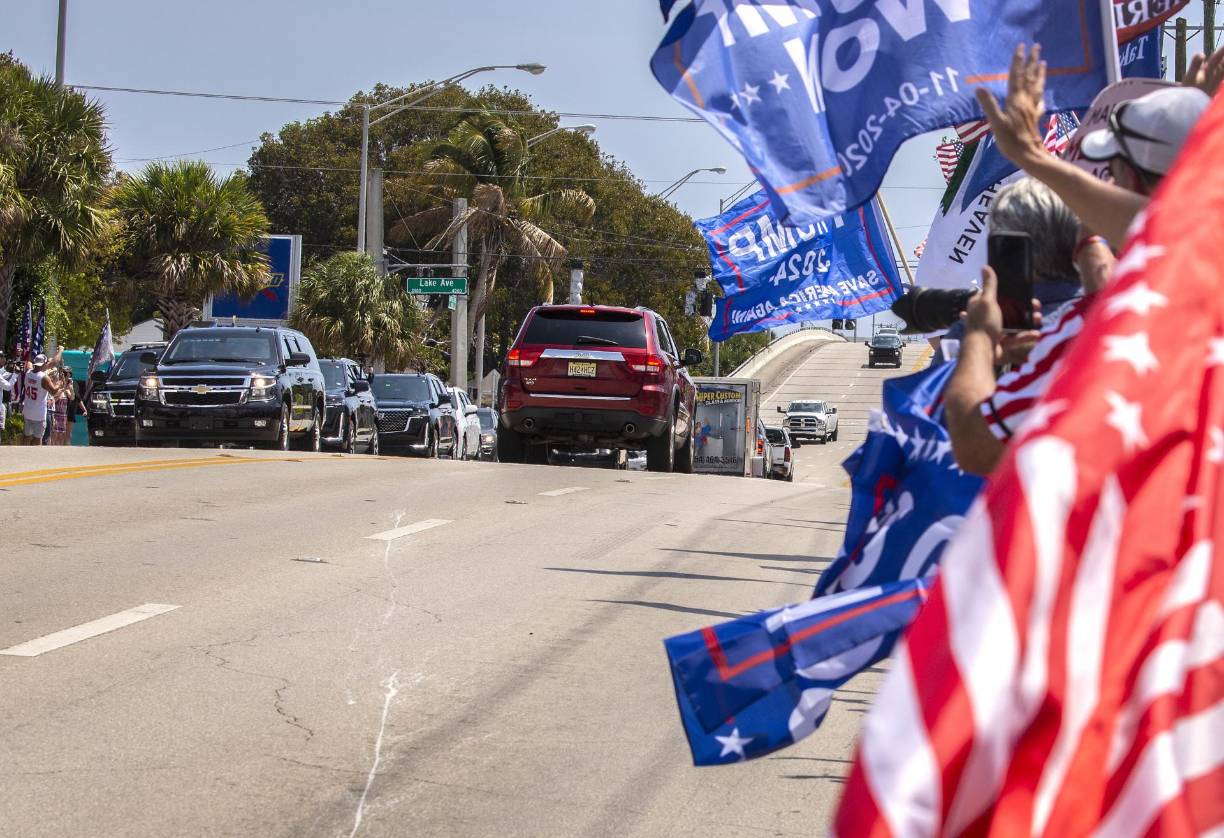 Cini, quien organizó por redes sociales una marcha de “regreso a casa” para Trump al que han asistido aparentemente solo cinco personas, dijo que Trump es su héroe, ya que “es la única persona que recibiría una bala por todos los estadounidenses”.