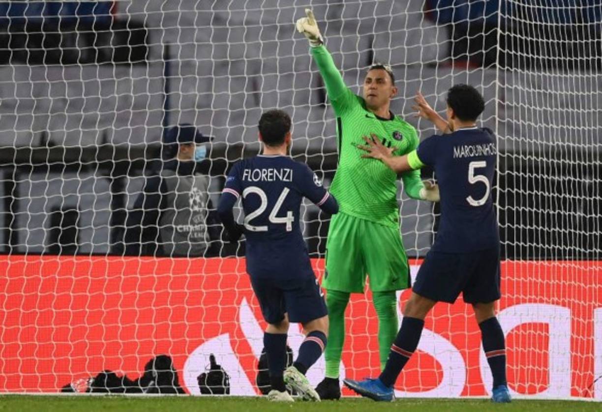 Keylor Navas fue felicitado por sus compañeros del PSG luego de atajarle el penal a Messi.
