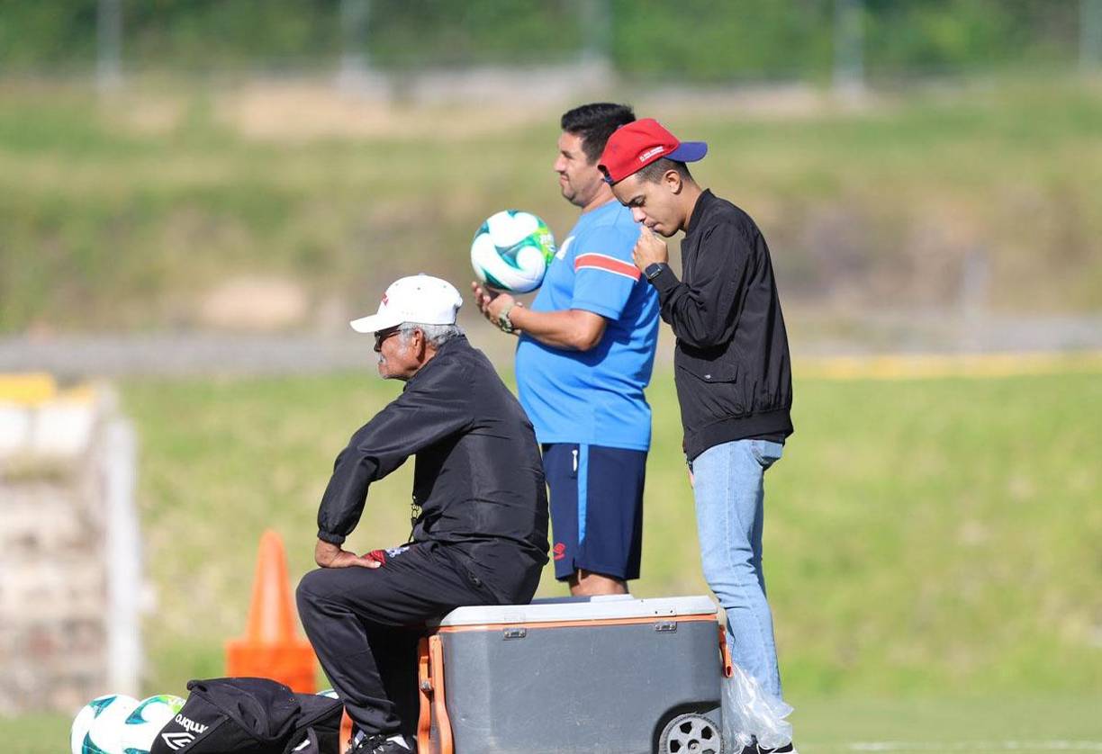 Don Tino es una cábala del Olimpia para las finales. Llegó a la práctica del club olimpia. 
