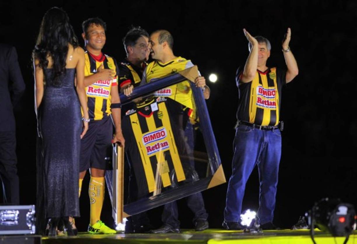 La directiva de la máquina anunciando que la camiseta con el dorsal 9 será retirada en el 2015 en Real España.