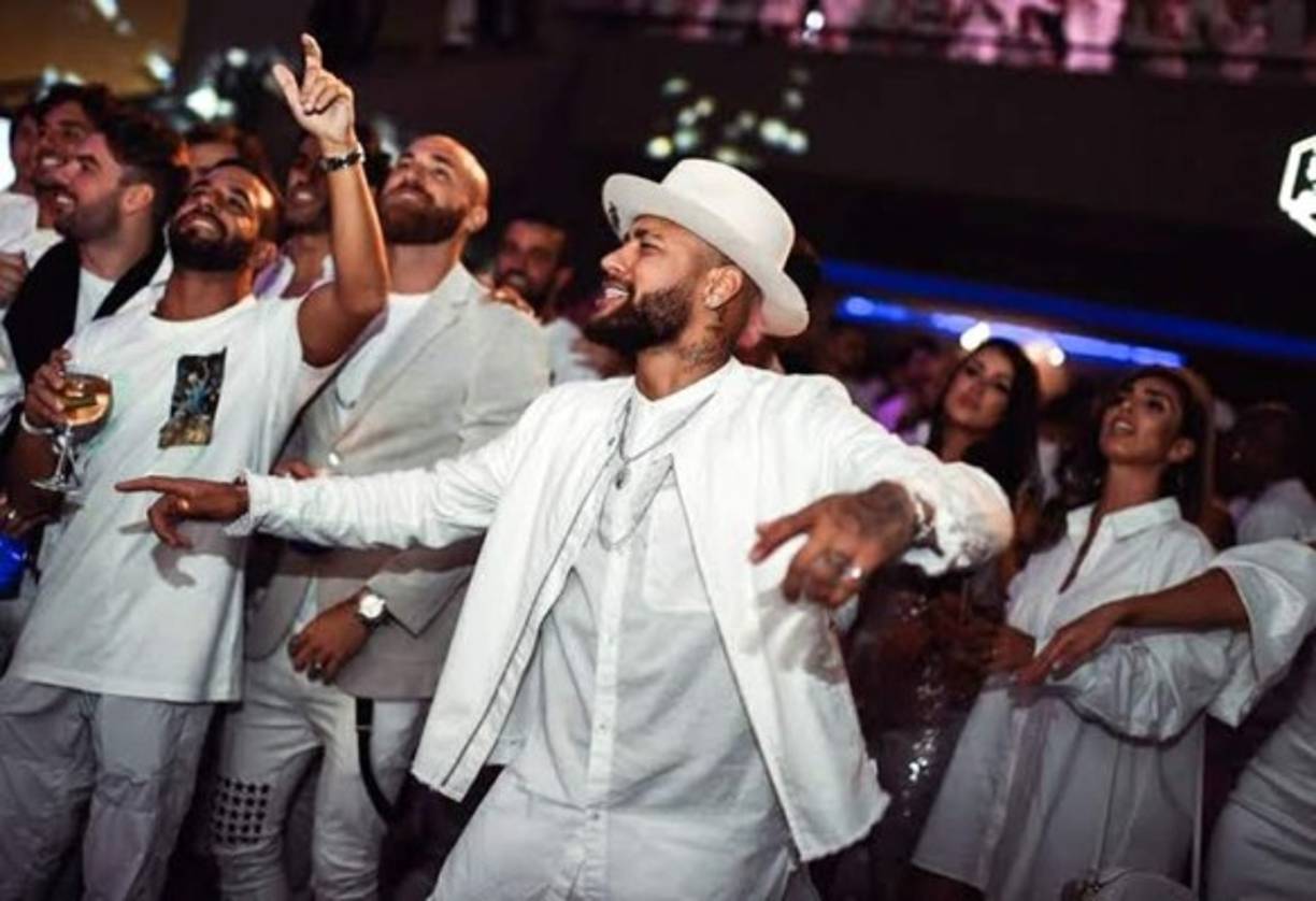 Neymar ha desatado una ola de indignación en Brasil por realizar una fiesta con centenares de invitados en plena pandemia de coronavirus, que ya deja más de 190.000 muertos en el país sudamericano, según revelaron este sábado los diarios brasileños.