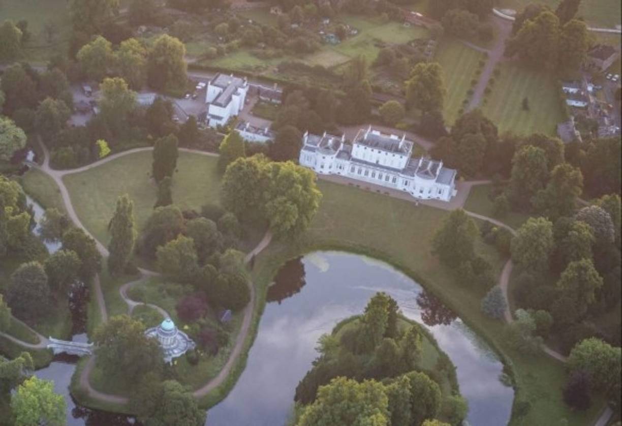 Harry y Meghan participaron en la remodelación de su nueva casa, incluso asegurándose de que se agregaran un gimnasio y un espacio de entretenimiento para el hogar, según Scobie.<br/><br/>'Será privado e idílico y eso fue lo que más les atrajo de mudarse a Windsor', dijo en abril Omid Scobie, colaborador real de ABC News, alrededor del momento en que la pareja se mudó del Palacio de Kensington. 'Es un lugar perfecto para criar niños y para ellos de eso se trata'.