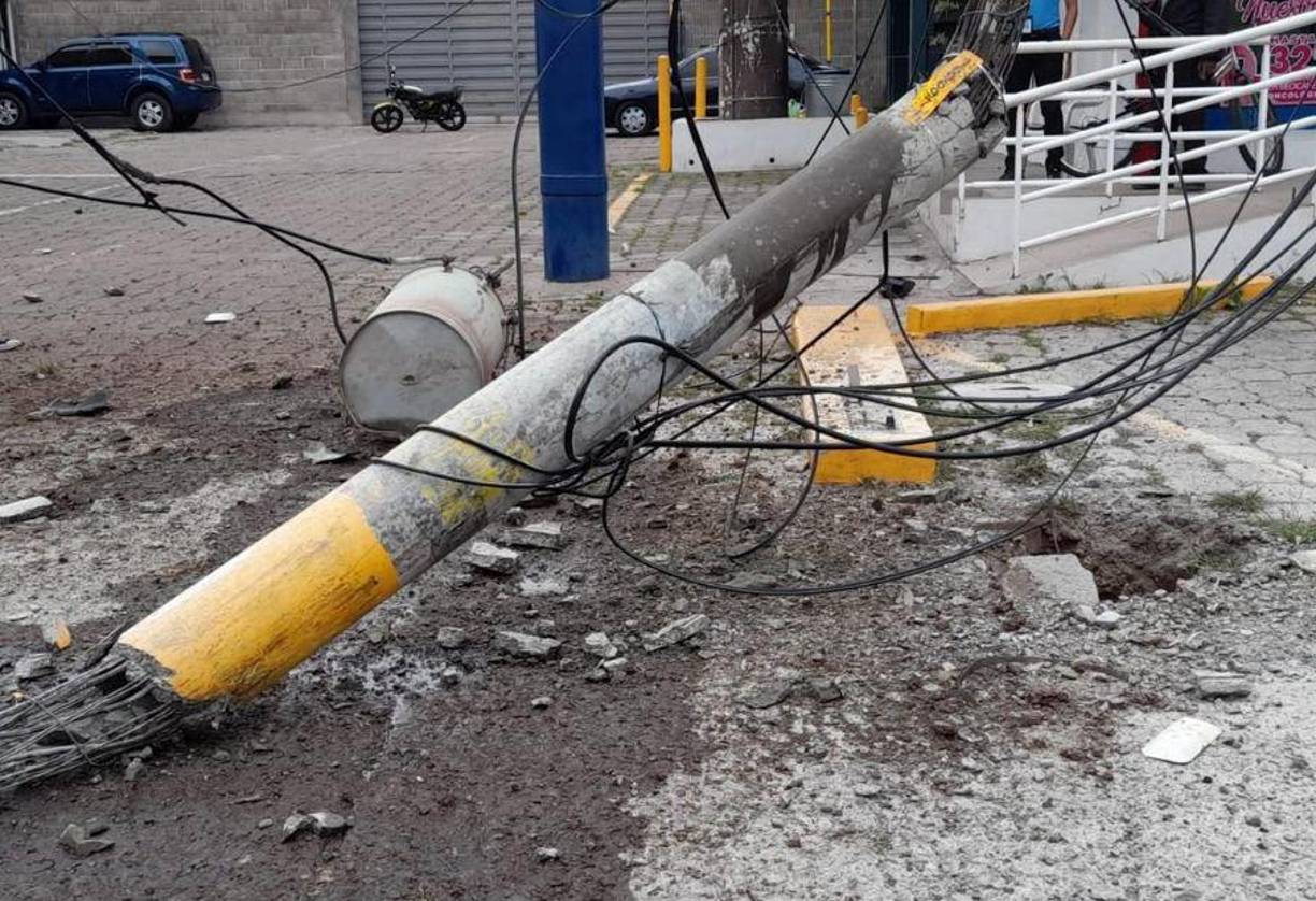 En el lugar del accidente, quedaron restos de concreto, cables eléctricos, el poste de luz destrozado y aceite vehicular derramado sobre el pavimento.