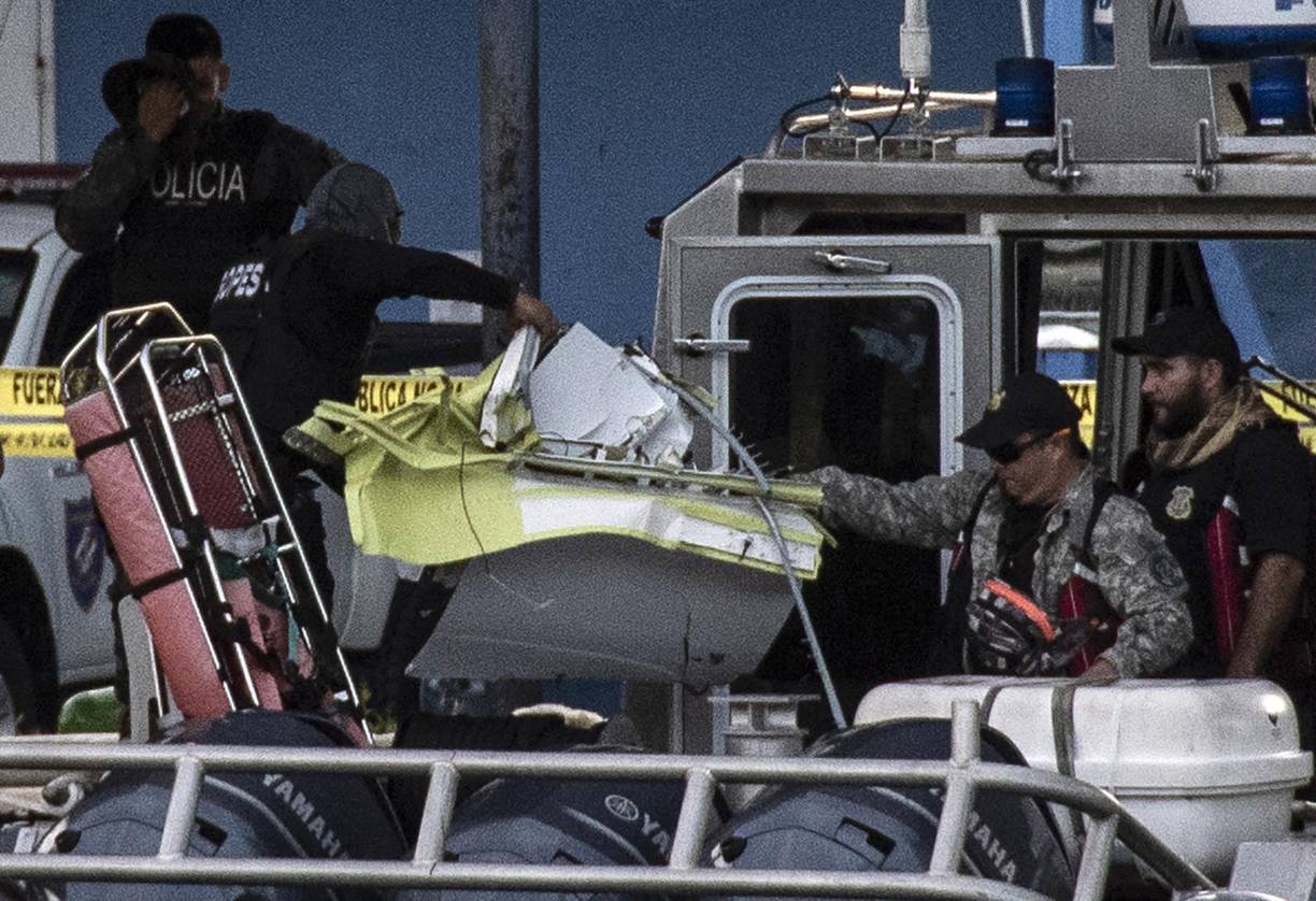 La operación se reanudó el sábado y los primeros restos del avión fueron hallados a las 5H50 de la mañana (11H50 GMT) a 28 kilómetros frente al aeropuerto de Limón, en el mar, indicó por su lado el viceministro de Seguridad Pública, Martín Arias. 
