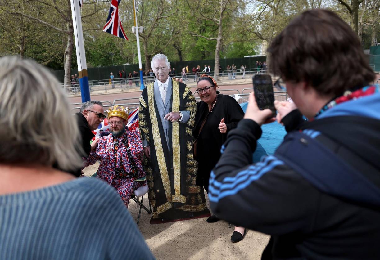 Fanáticos de la familia real aprovechan para tomarse fotografías y plasmar sus recuerdos en esta histórica celebración. 