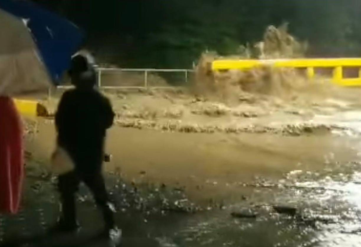 Las autoridades de protección civil piden precaución a los hondureños al momento de intentar cruzar ríos y quebradas crecidas. 