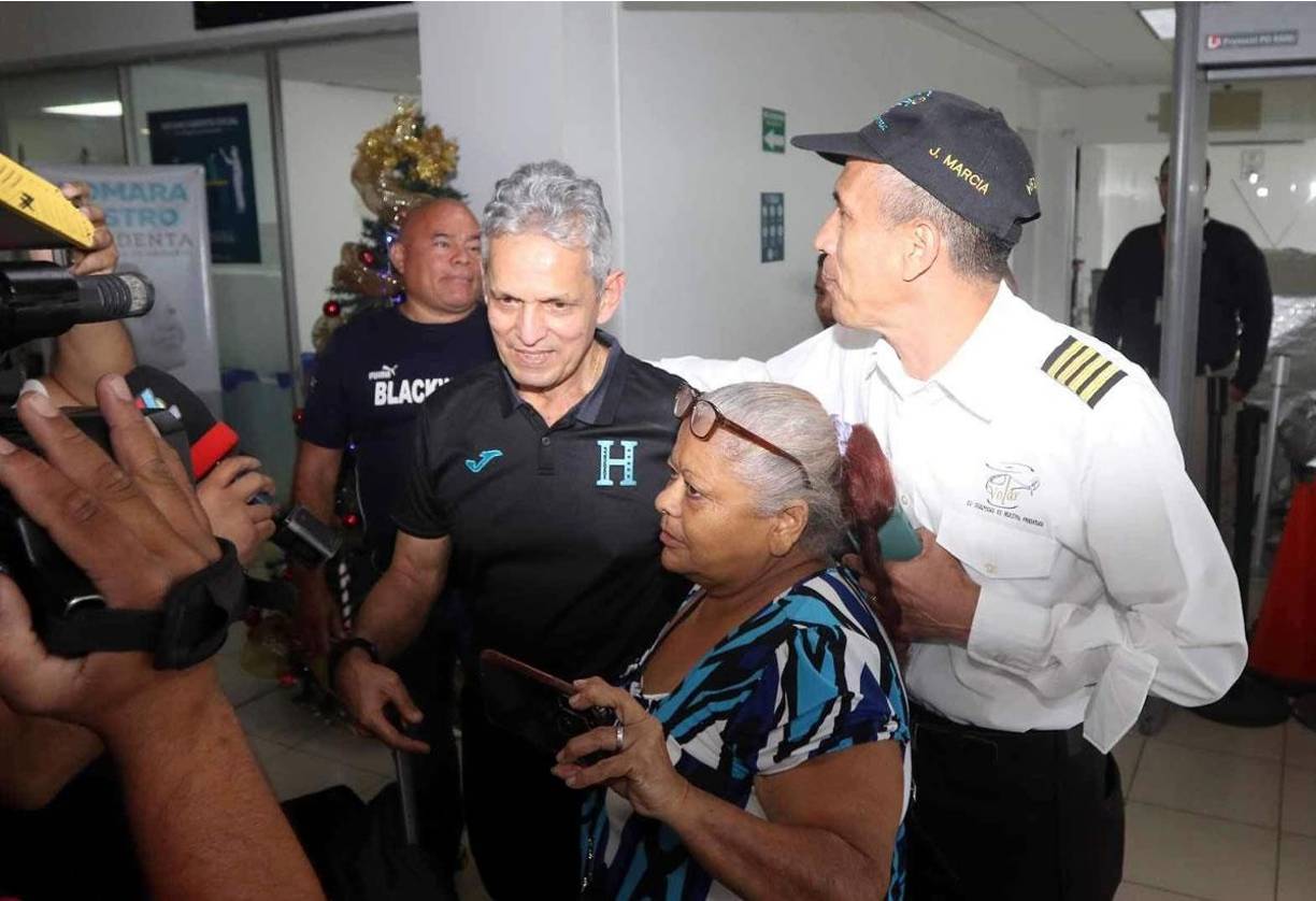 Reinaldo Rueda fue bien recibido también en el aeropuerto internacional Toncontín de Tegucigalpa por la afición catracha.