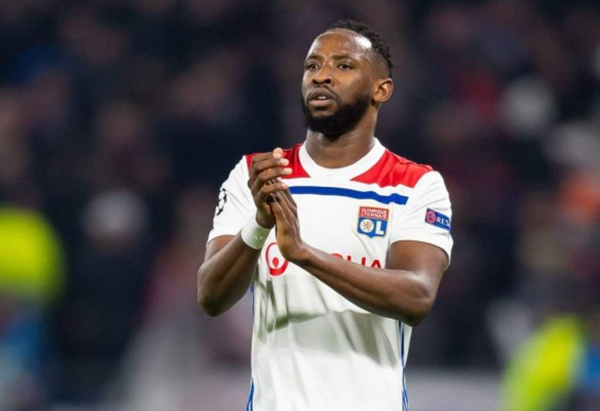 En Inglaterra aseguran que el Chelsea baraja la psibilidad de lanzarse en este mercado de invierno a por el delantero francés de origen maliense Moussa Dembele, del Olympique de Lyon.