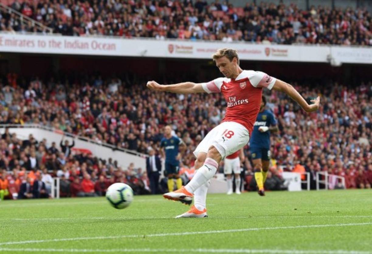 Nacho Monreal: El lateral español 33 años de edad estaría saliendo del Arsenal en la próxima campaña y medios como Daily Mirror informan que el FC Barcelona está interesado en ficharle. En el club catalán lo quieren como recambio de Jordi Alba.