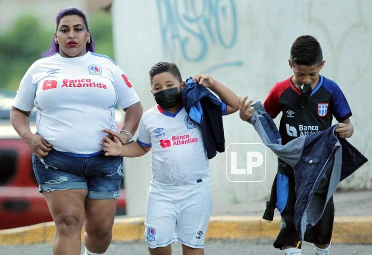 Muchos niños vestidos con su camiseta del Olimpia han llegado al estadio Nacional Chelato Uclés.