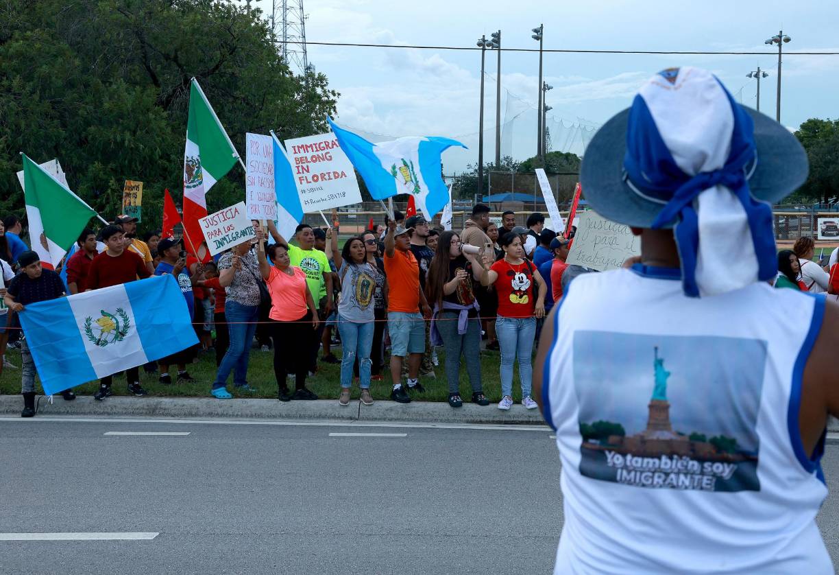 Después de escuchar a diversos dirigentes comunitarios y religiosos y presenciar la actuación de grupos folclóricos, los participantes iniciaron una marcha por la ciudad, una de las muchas de Florida en las que este sábado se escuchó a los inmigrantes pedir que se frene la vigencia de la ley y se protejan sus derechos.