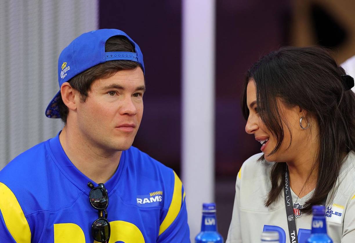 Adam Devine - El actor estadounidense, fan de los Rams, fue acompañado por su pareja Chloe Bridges.