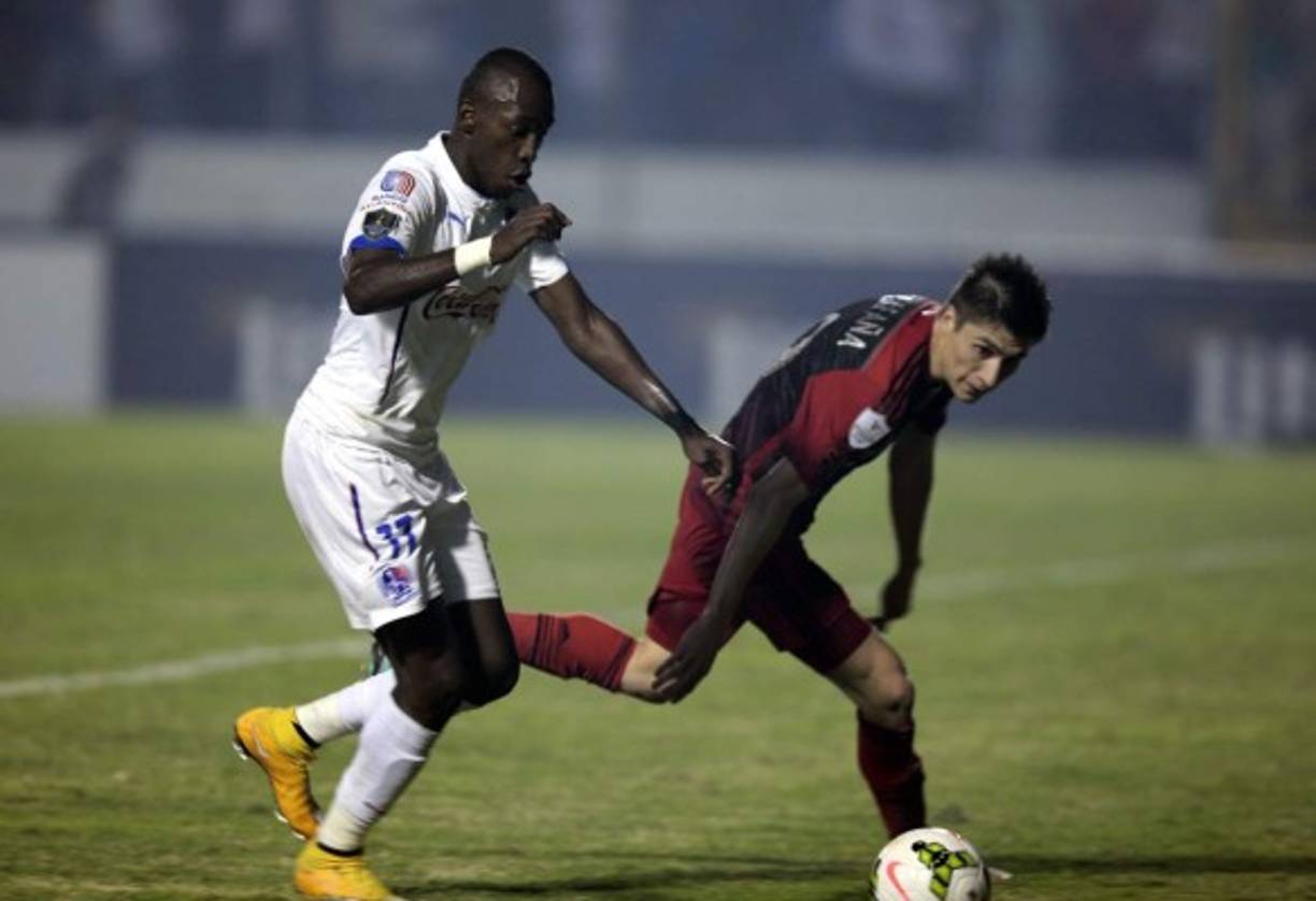 Alberth Elis ingresó en el segundo tiempo y dio más velocidad al Olimpia. Acá es marcado por Jorge Villafaña.