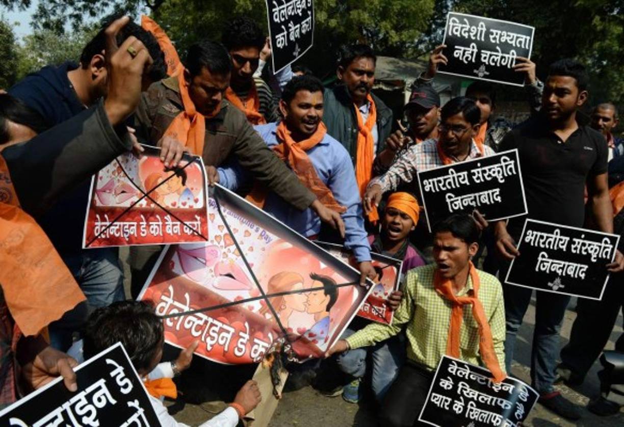 En algunos países San Valentín se considera una celebración no acorde con algunas religiones. Un grupo de hindúes de la India protestó contra el Día de los Enamorados.