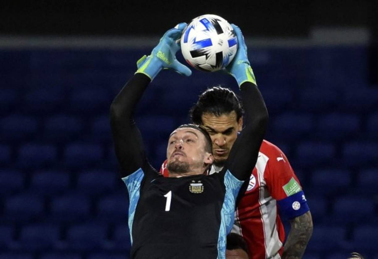El arquero Franco Armani de Argentina atrapa el balón en un córner paraguayo.