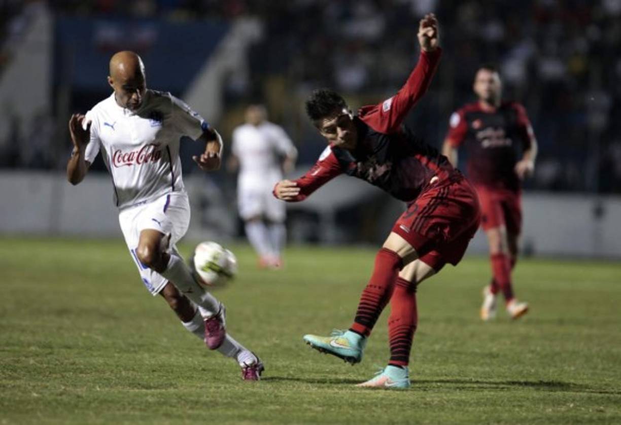 Omar Guerra bloquea un disparo de Jorge Villafaña.