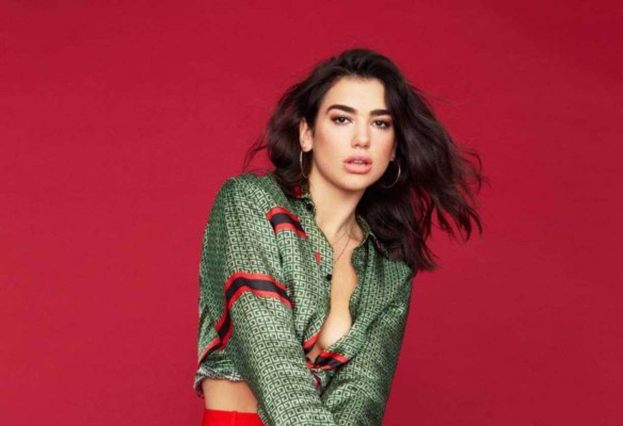 La cantante Dua Lipa sorprendió a sus seguidores de redes sociales, al mostrar sus atributos con un traje de baño tejido a crochet.