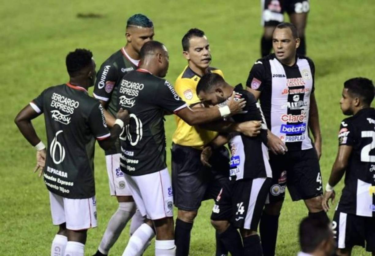 El árbitro Ricangel de Leça, de Aruba, trató de controlar la situación.