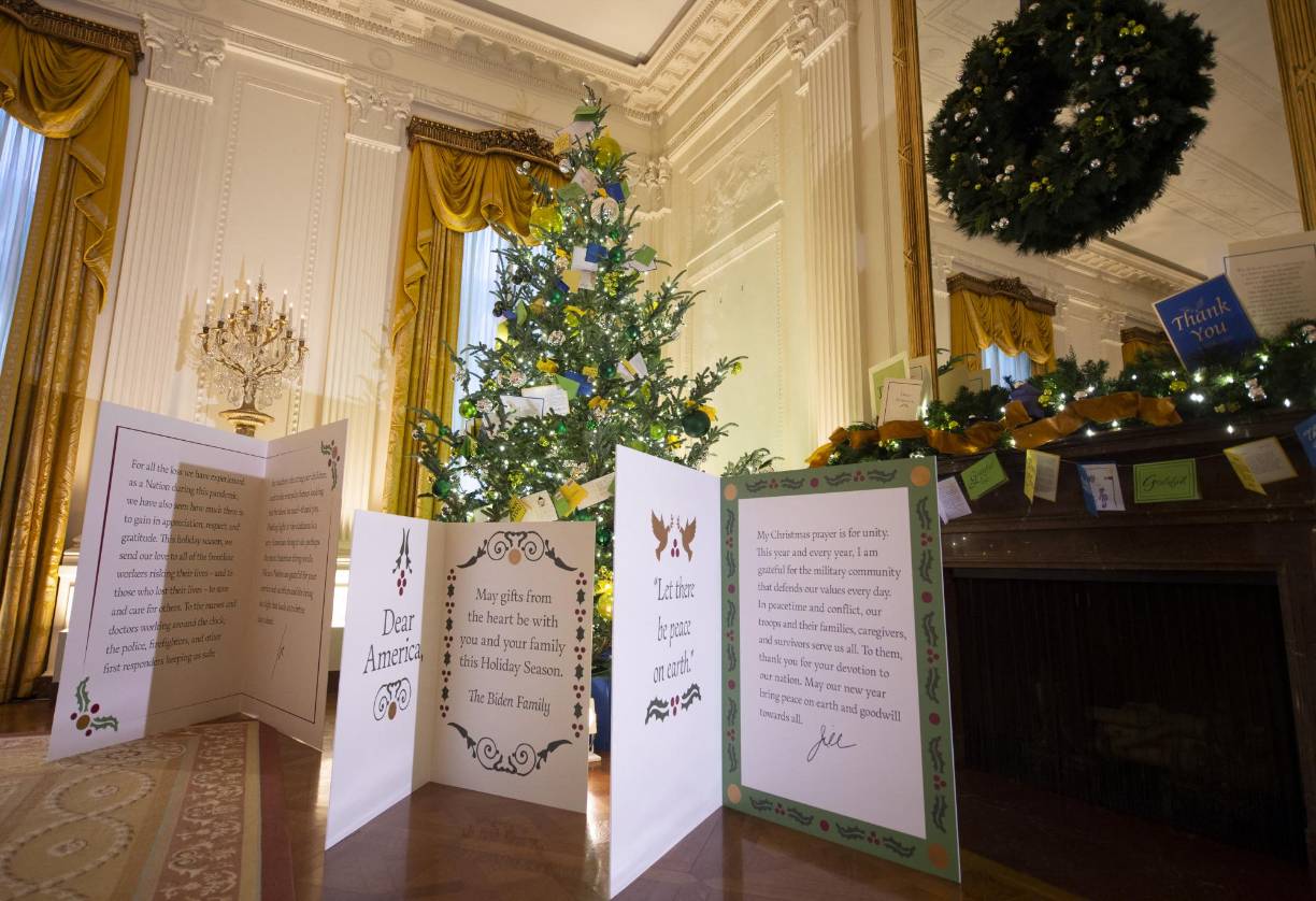 Las cartas y tarjetas enviadas a los Biden fueron exhibidas como parte de las decoraciones.