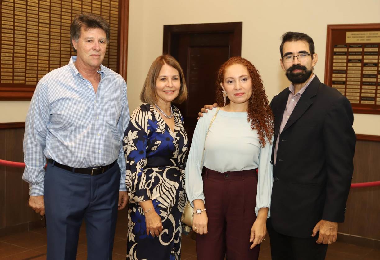 Constantino y Carla Barletta junto a Patricia Fajardo y Gonzalo Orellana 